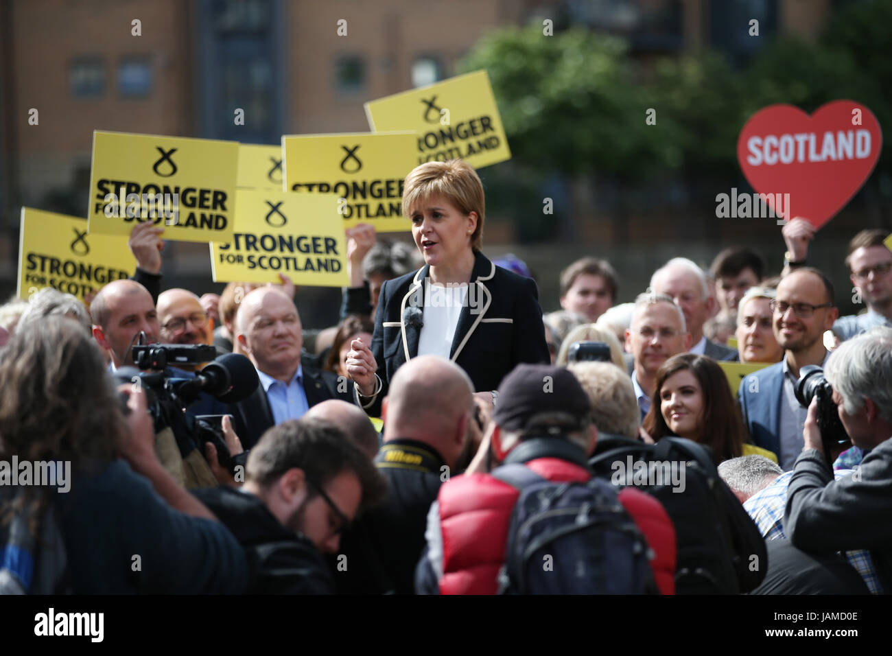 Premier ministre et leader du SNP Nicola Sturgeon parle pendant un événement au Malmaison Hotel à Édimbourg tandis que le dernier jour de campagne pour l'élection générale. Banque D'Images