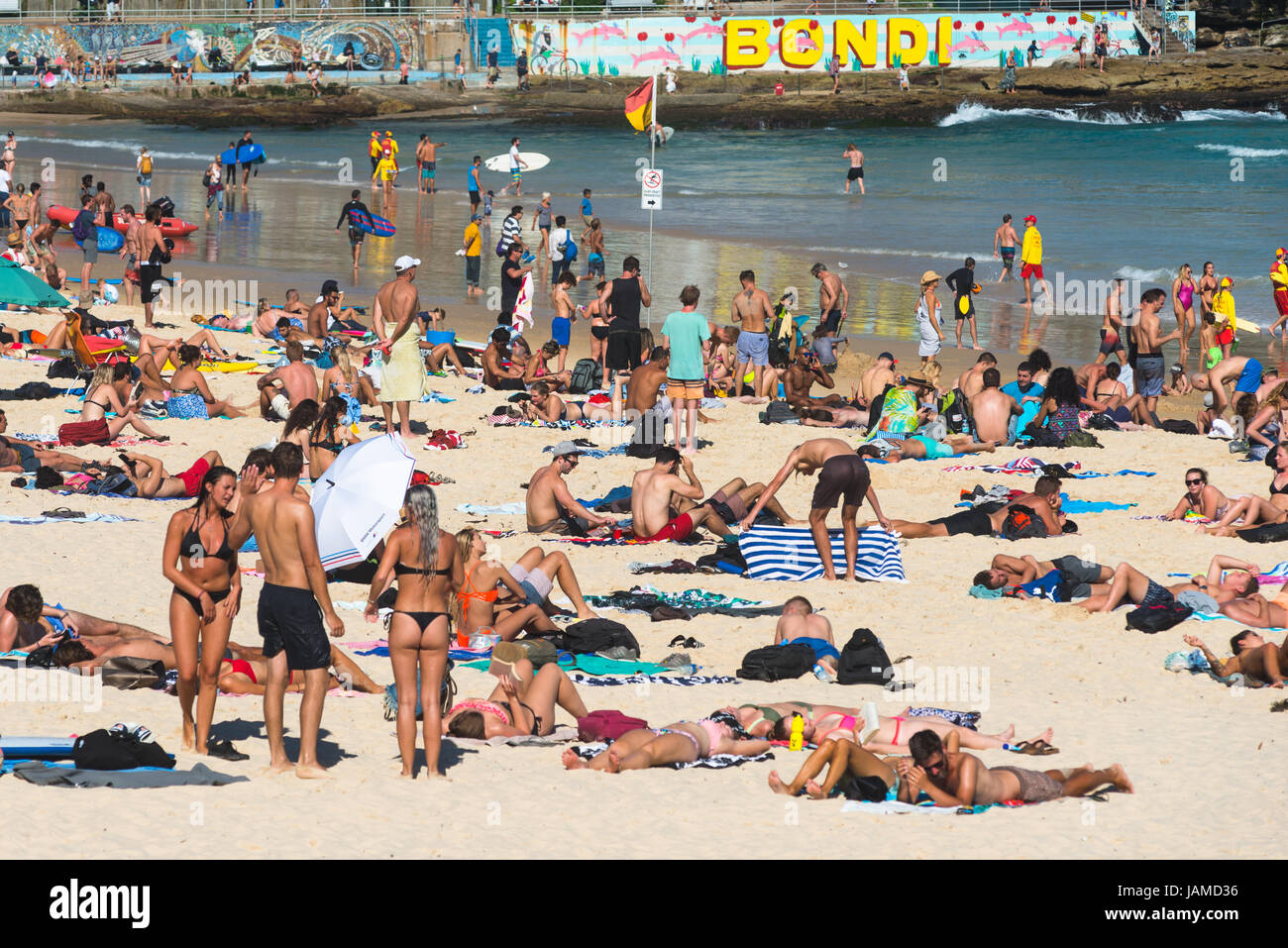 La foule sur la plage de Bondi, une journée d'été. Sydney, NSW. L'Australie. Banque D'Images