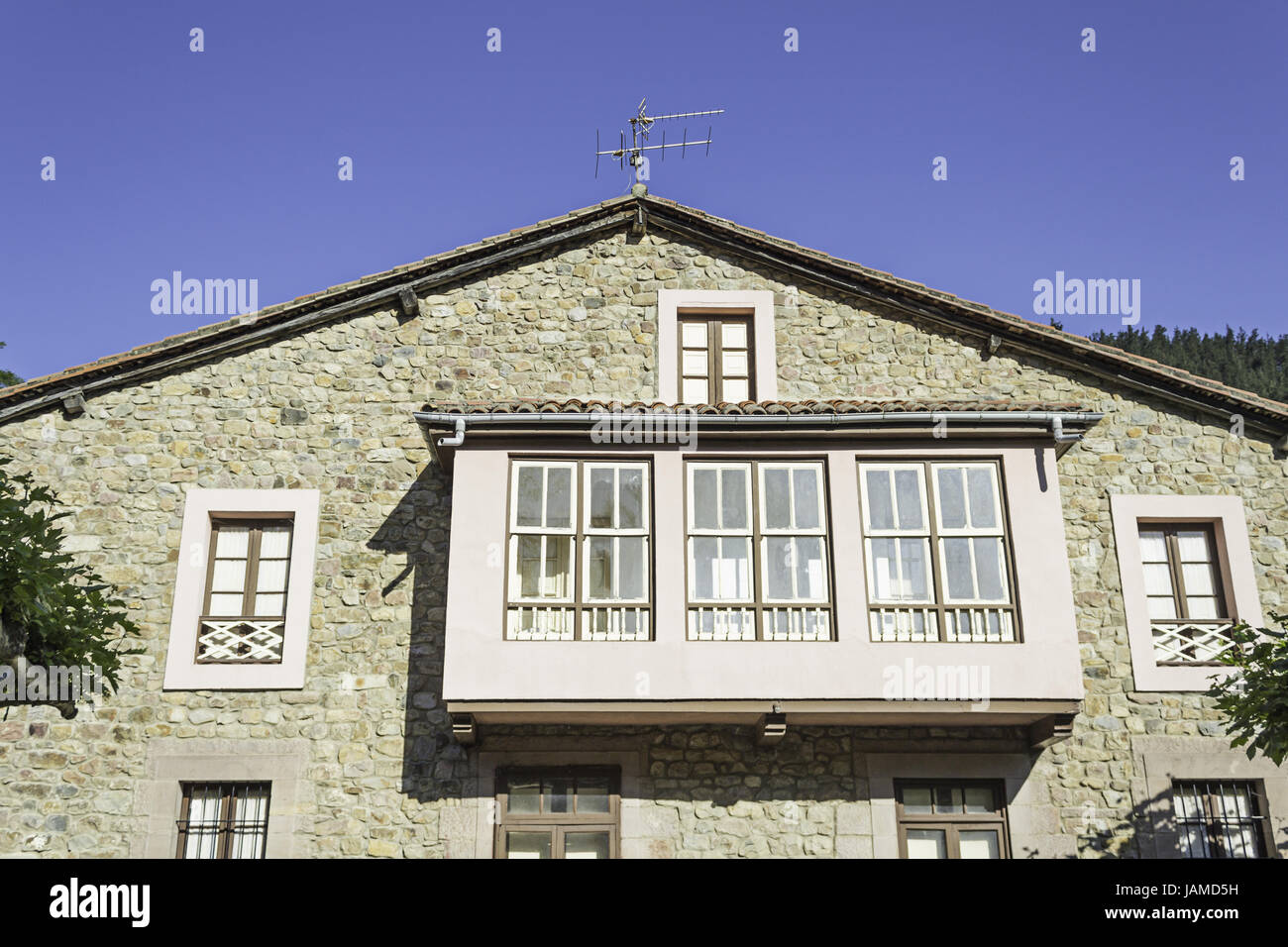 Maison en pierre avec balcon dans petit village de montagne, de la nature et de la construction Banque D'Images