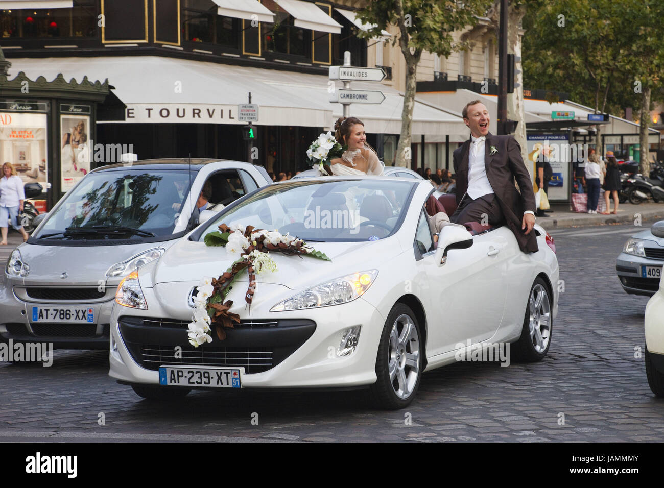 France,Paris,wedding couple dans la voiture, Banque D'Images