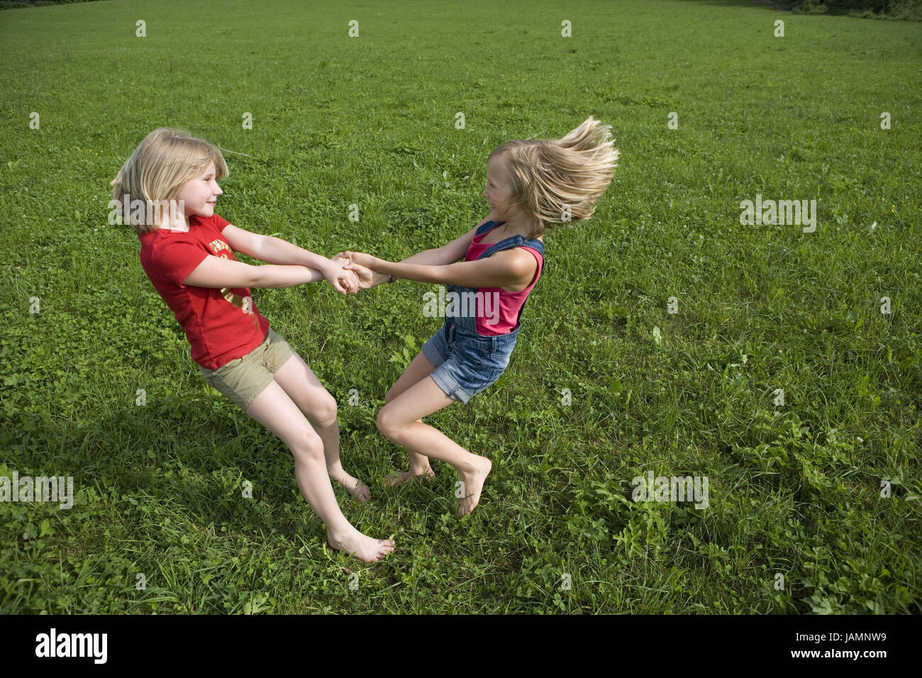 Les filles,deux,meadow, jouer, tourner, Banque D'Images