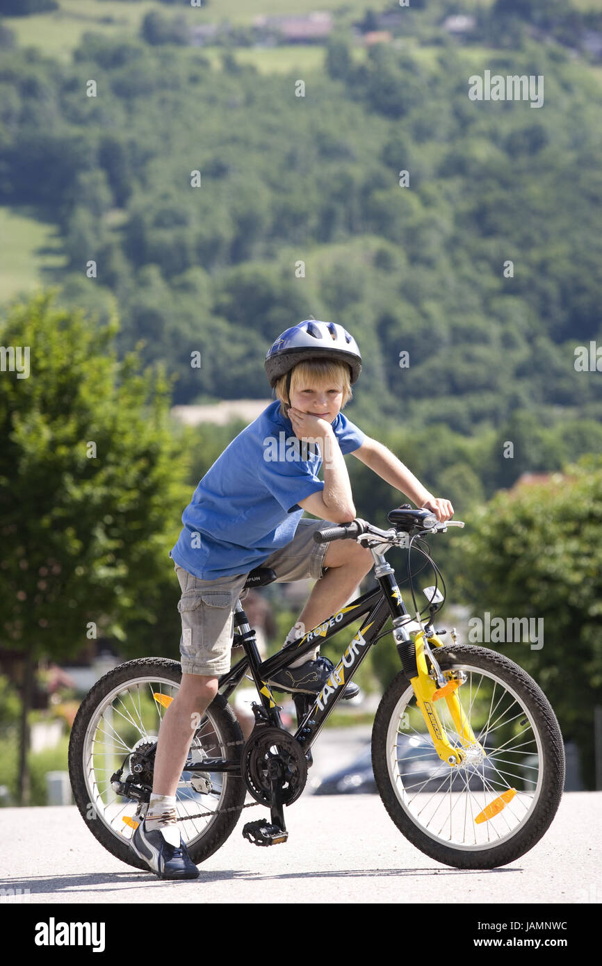 Boy,location,street,stand,voir l'appareil photo, Banque D'Images