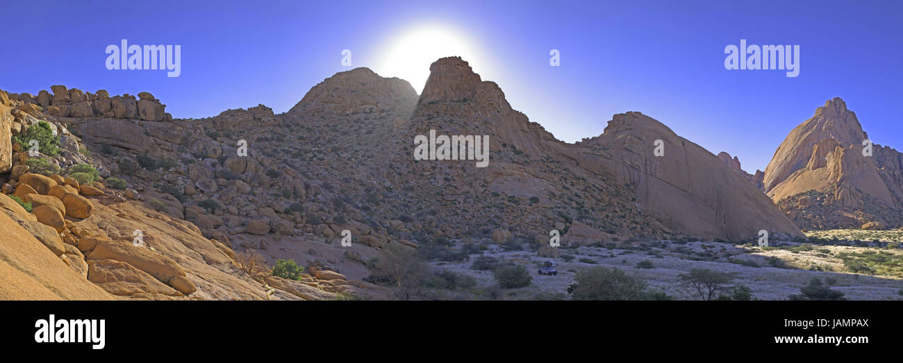La Namibie,région d'Erongo montagne Spitzkoppe,Granit,rock,Panorama,lumière arrière,Afrique,Afrique du Sud-ouest d'Erongo mountains,,Granit,,rock,tourisme,érosion,scenery,voir,ciel,bleu,ciel,formations,déserte la bile,sun,ombre,véhicule cross-country, Banque D'Images