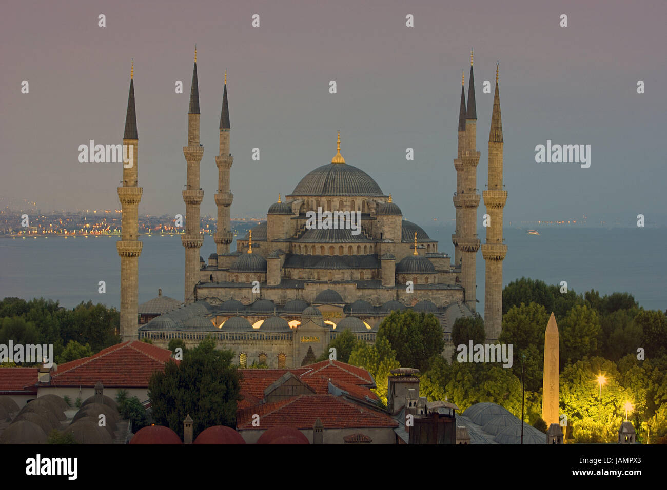 La Turquie,Istanbul,Sultan Ahmet Camii,'mosquée bleue',toits,background,mer,crépuscule,ville,port,metropolis,culture,la foi,religion,Islam,historiquement,structure,architecture,église,construction,sacré Sultan-Ahmet-Camii, la mosquée du sultan Ahmed,mosquée,dôme,tours,landmarks,lieux d'intérêt, minarets, dômes,hors,déserté,le Bosphore,soirée,feux, Banque D'Images