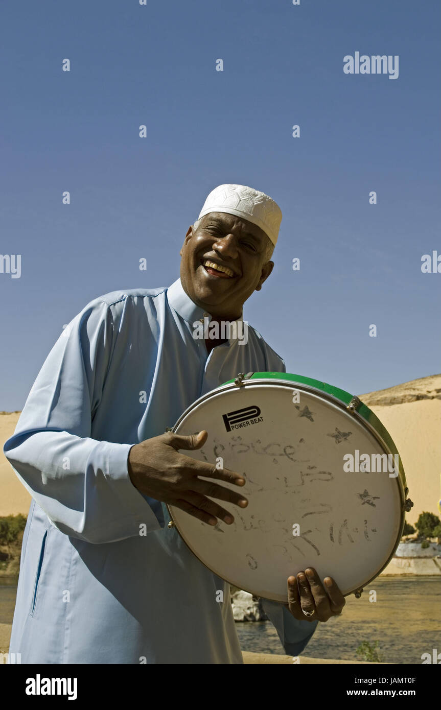 Assouan Egypte,musicien,heureusement,tambour,folklore,nubisch,demi,portrait,le Nil, Banque D'Images