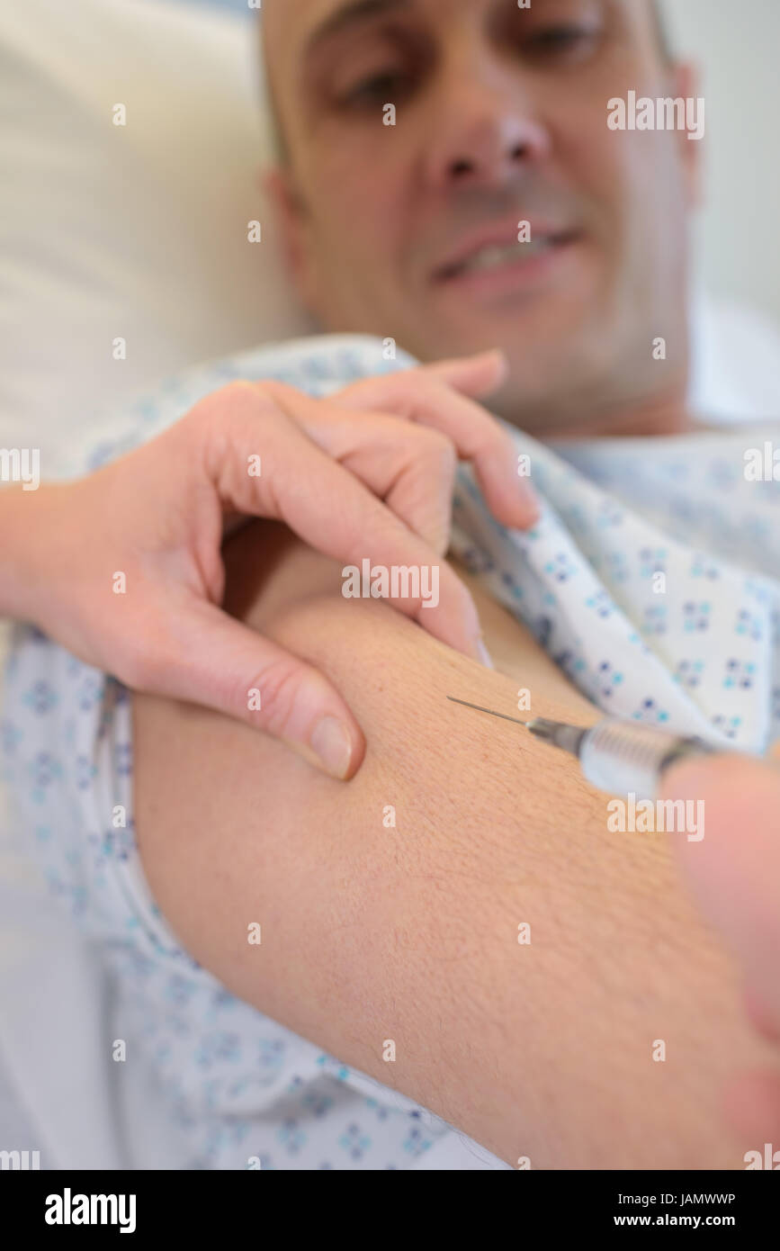 L'injection de vaccins contre la grippe le médecin aux patients arm Banque D'Images