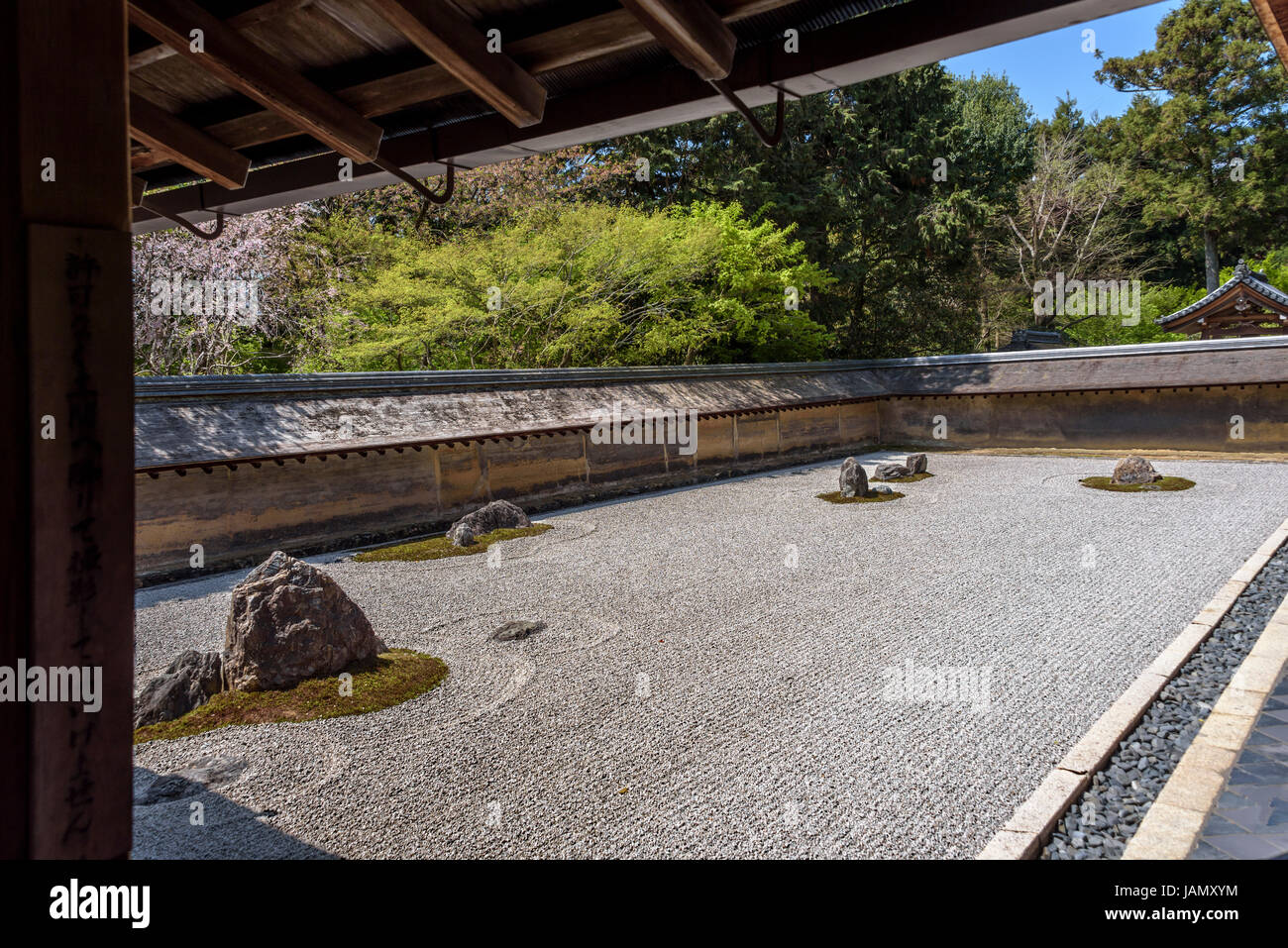 Karesansui ratissées, rock garden, le temple Ryoanji. Jardin zen japonais typique. Banque D'Images