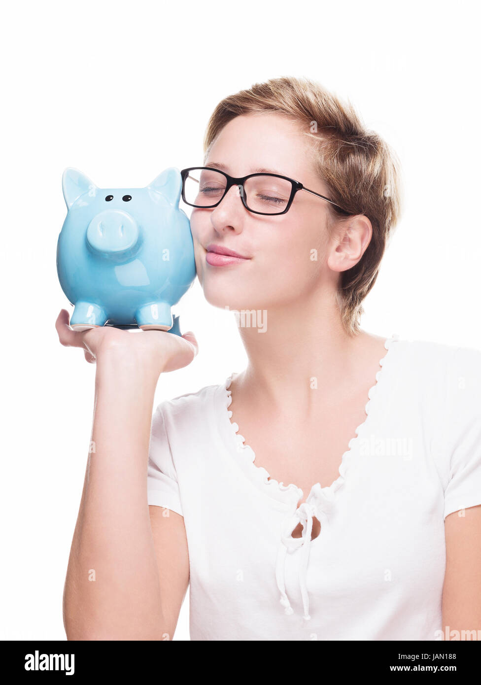 Junge Frau mit weißem kuschelt sparschwein auf hintergrund Banque D'Images