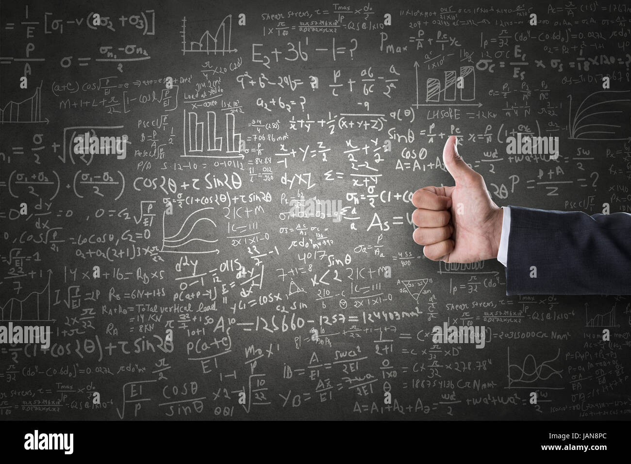 Les femmes part Thumbs up sign in front de formules mathématiques tirés sur tableau noir Banque D'Images