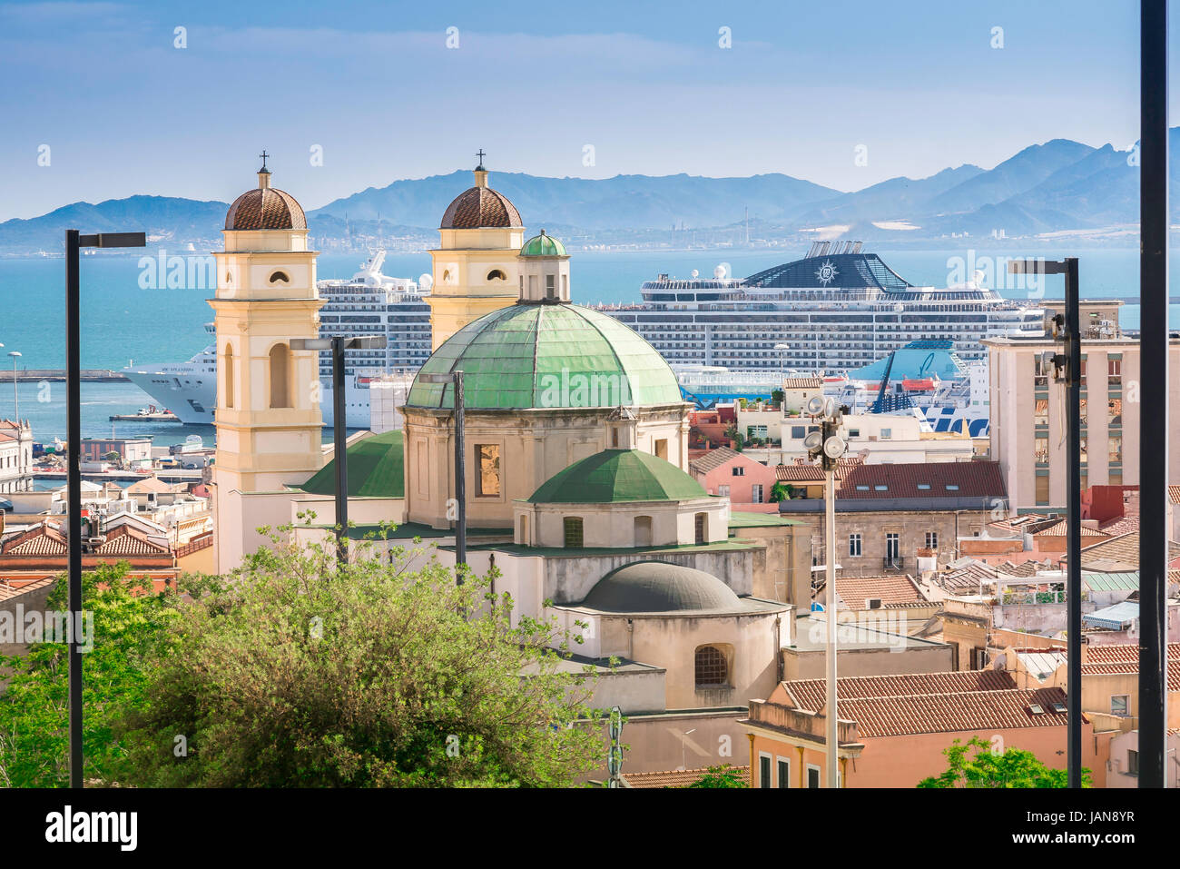 La ville de Cagliari, vue de l'église de Sant'Anna à Cagliari vieille ville avec le port de la ville au loin, la Sardaigne. Banque D'Images