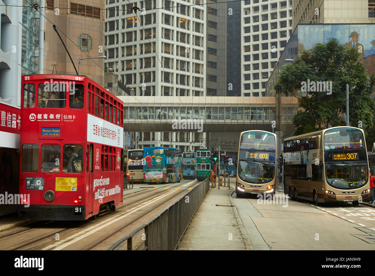 Double-decker les trams et les bus, Des Voeux Road, Central, Hong Kong Island, Hong Kong, Chine Banque D'Images