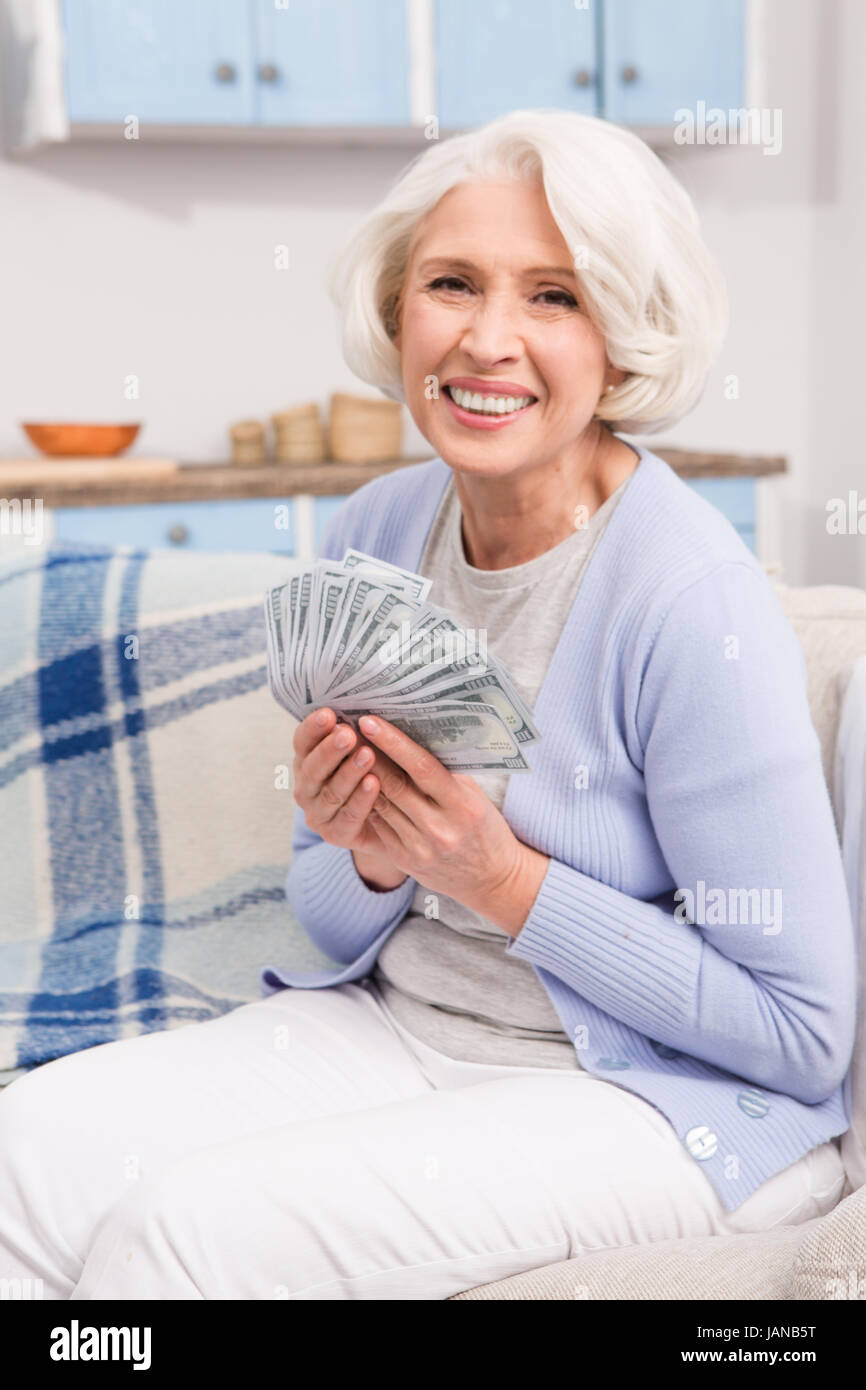 Femme âgée avec de l'argent Banque D'Images