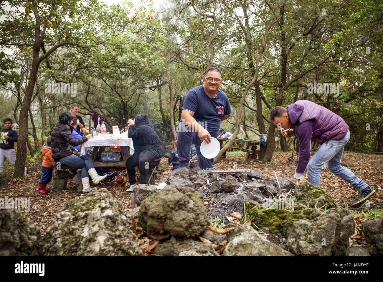 Les Italiens la préparation de délicieuses châtaignes grillées dans la forêt sur le côté de l'Etna, volcan. Automne en Sicile, Banque D'Images