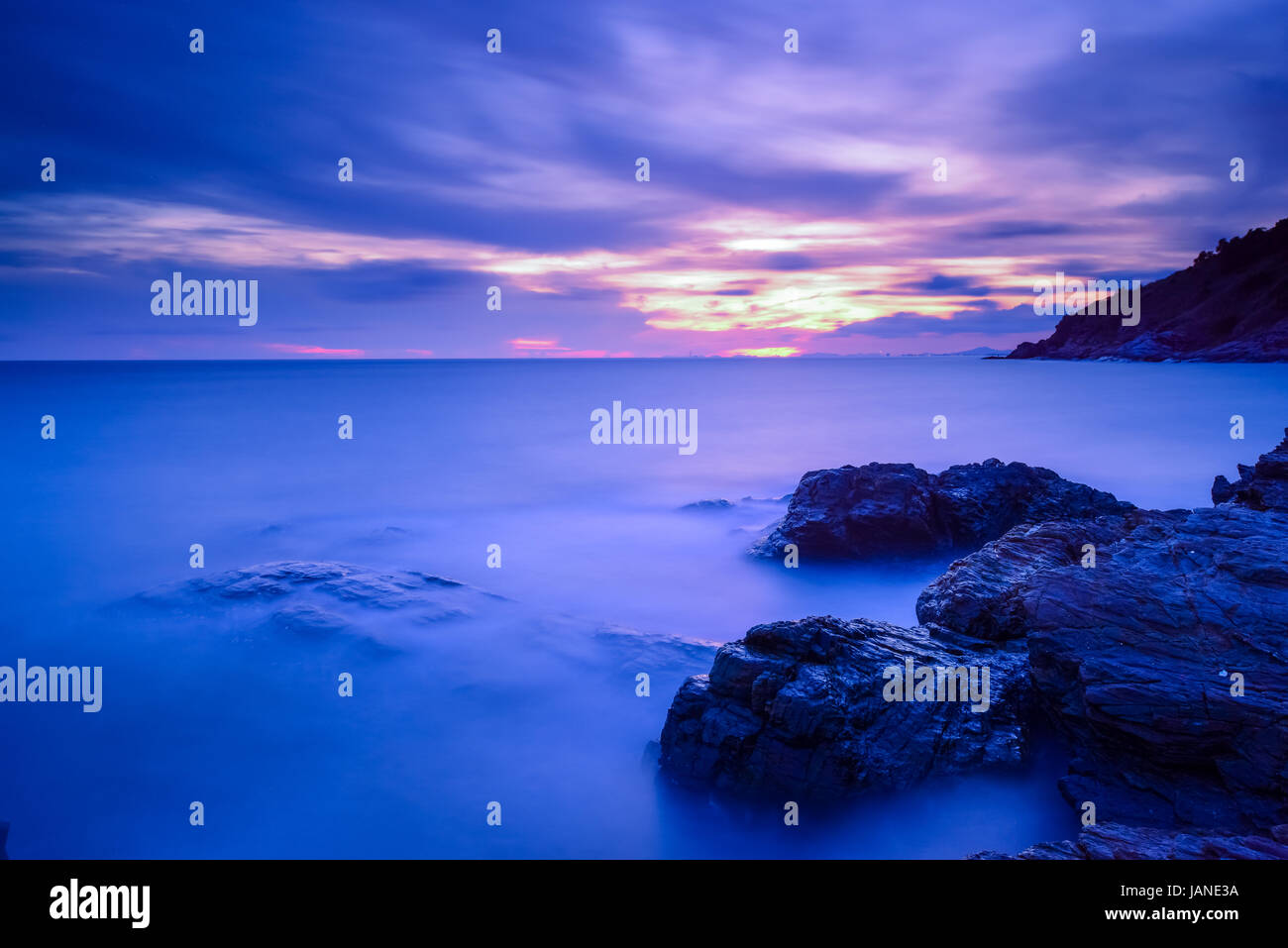 La mer et les nuages soyeux soyeux pendant le coucher du soleil. Banque D'Images