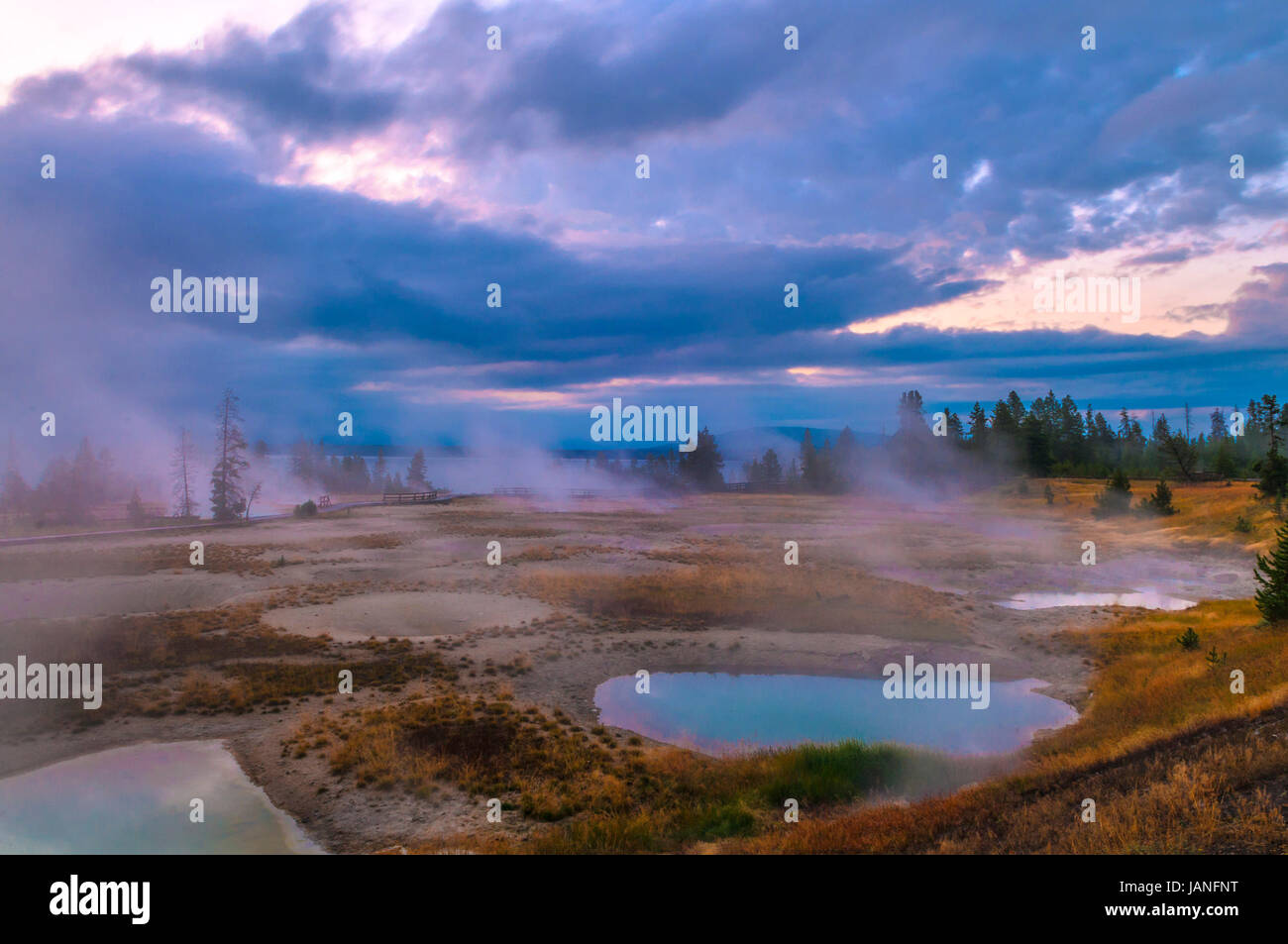 Belle Matinée à West Thumb Geyser Basin avec le lac Yellowstone dans le bacground Banque D'Images