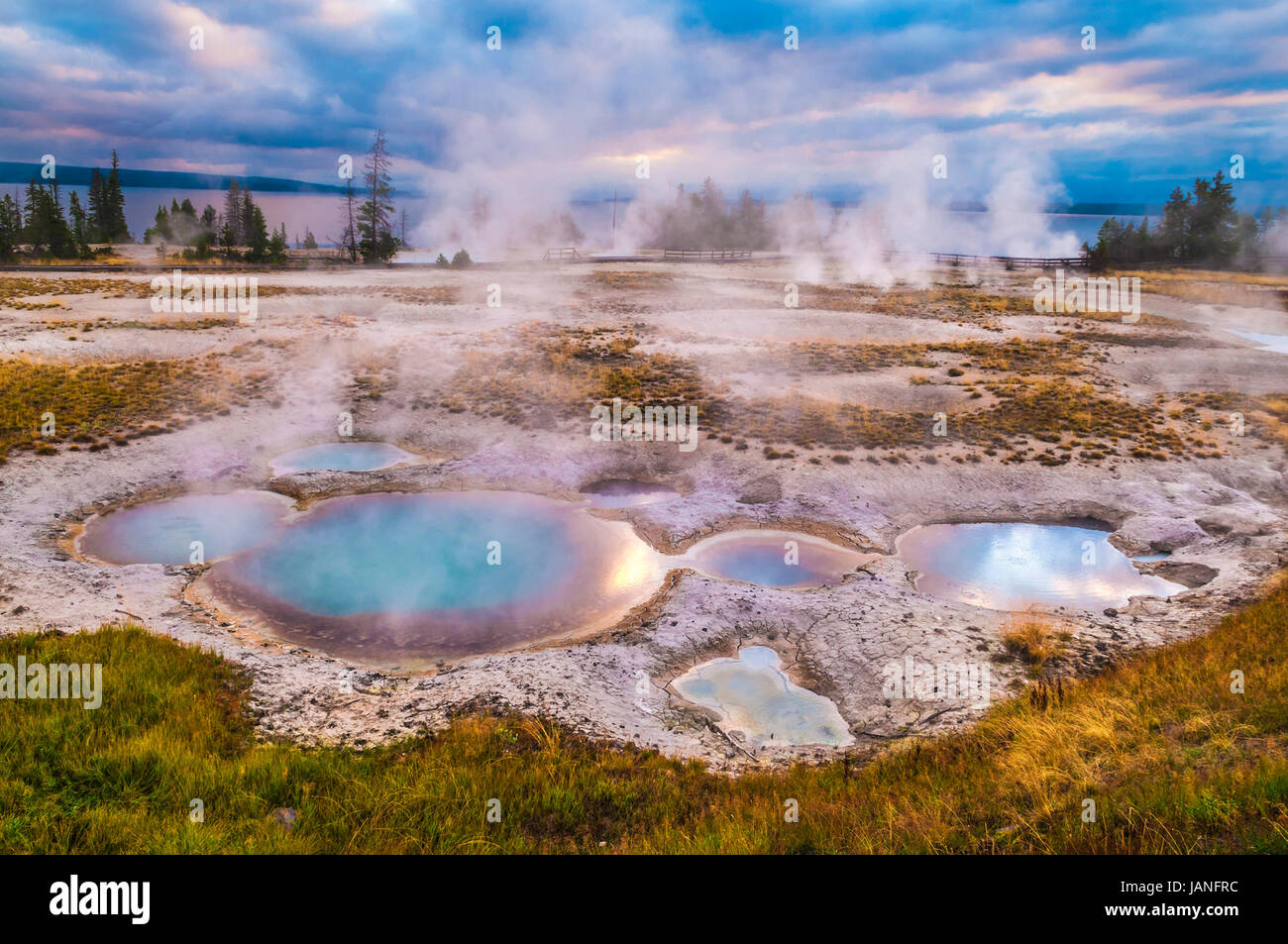 Belle Matinée à West Thumb Geyser Basin avec le lac Yellowstone dans le bacground Banque D'Images