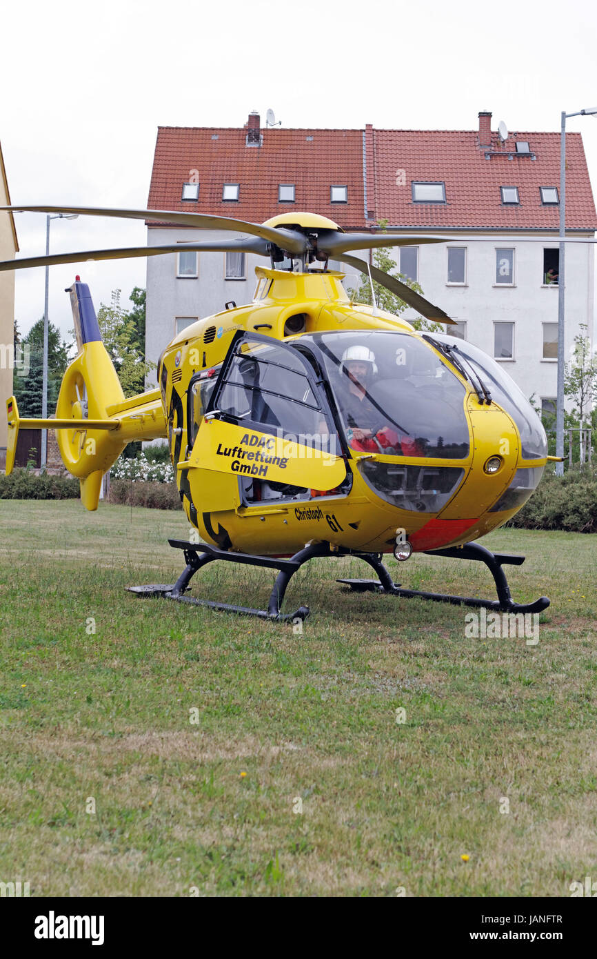 Ein Hubschrauber vom Typ Eurocopter EC 135 ( D - HLEU ) pilote mit der ADAC Luftrettung Oliver Baier GmbH während eines Notarzteinsatzes am 21.06.2011 à Leipzig. Engelsdorf *** *** Local Caption [Foto © STAR-MEDIA | Foto ist honorarpflichtig ! Zzgl. gesetzl. MwSt. (7 %) | auf Anfrage dans höherer Qualität/Résolution | Belegexemplar erbeten. | Adresse : STAR-MEDIA Bild- und Presseagentur, Michael Schöne, Wolfgang-Heinze-Strasse 4, 04416 Markkleeberg, Deutschland | TEL. :  +49 341 3587618, fax :  +49 341 3587617 | Mobil :  +49 172 3709001 | EN LIGNE : www.star-media.de | Banque : Dresdner Bank AG Leipzig ; NR-KTO. Banque D'Images