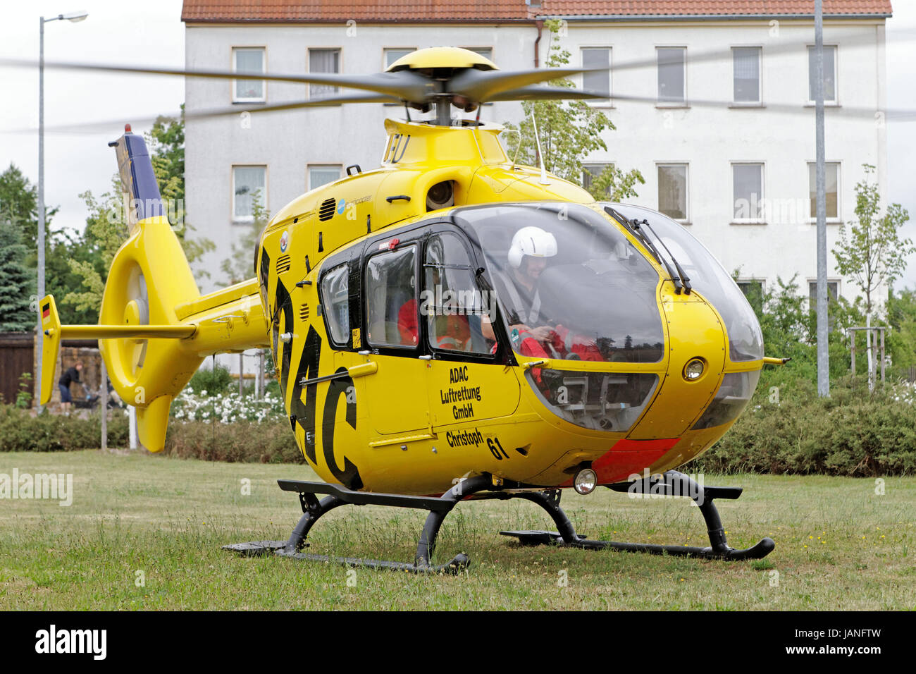 Ein Hubschrauber vom Typ Eurocopter EC 135 ( D - HLEU ) pilote mit der ADAC  Luftrettung Oliver Baier GmbH während eines Notarzteinsatzes am 21.06.2011  à Leipzig. Engelsdorf *** *** Local Caption [