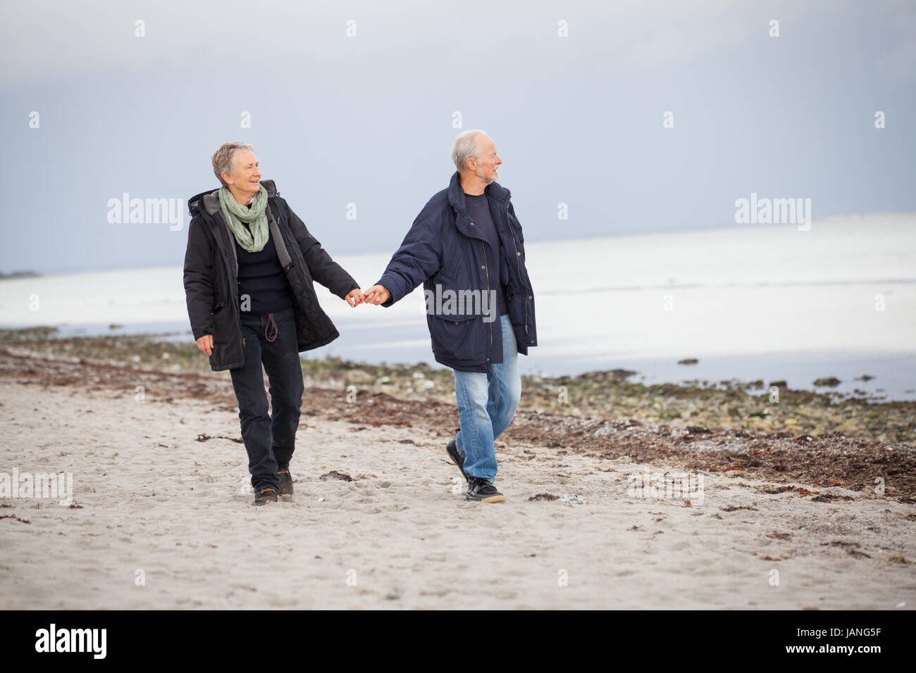 Älteres glückliches paar Macht einen strand promenade im Herbst ostsee landschaft meer Banque D'Images