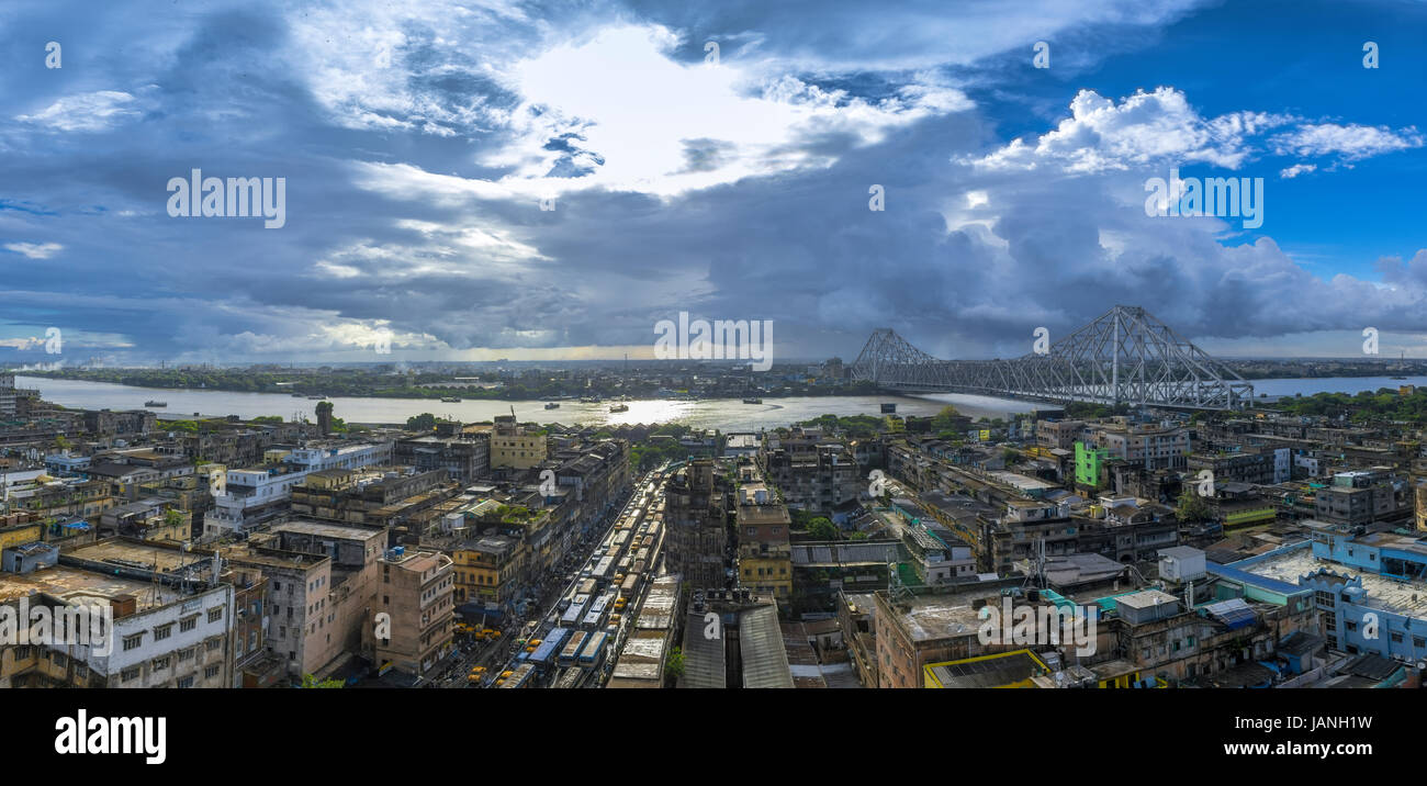 Vue de Calcutta Kolkata Howrah Bridge et la ville juste après la pluie. Banque D'Images