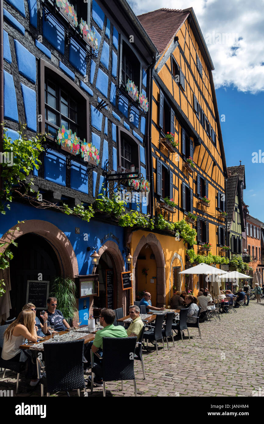 Riquewihr - région Grand Est de la France. Une attraction touristique populaire pour son architecture historique, Riquewihr ressemble aujourd'hui plus ou moins comme il l'a fait en Banque D'Images