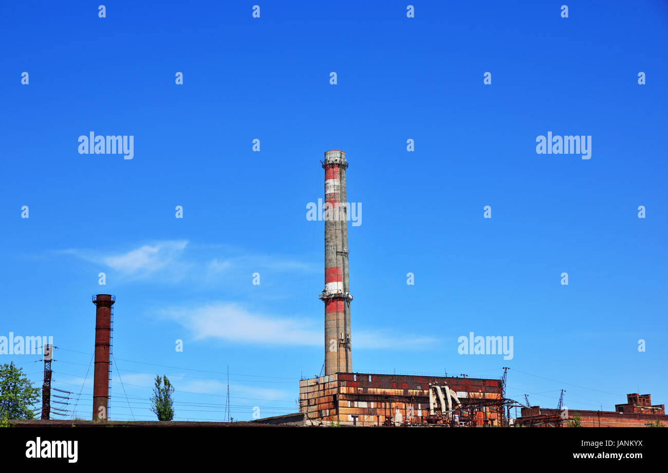 L'usine de tuyaux de brique contre un ciel clair, une journée ensoleillée Banque D'Images