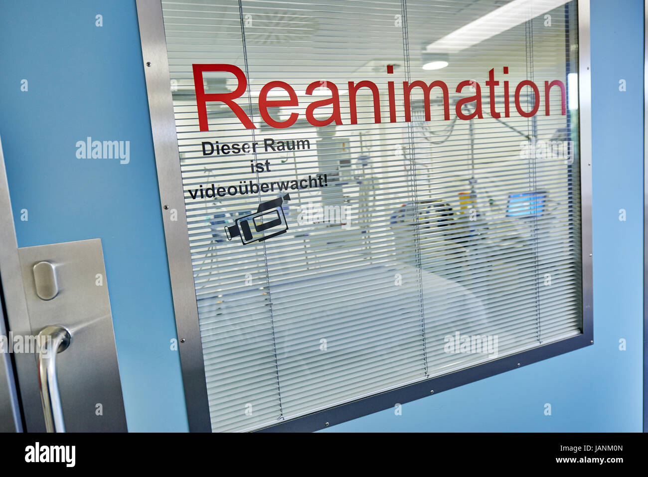 Porte coulissante avec lettrage "animation" en face de l'hôpital en salle de réanimation vide Banque D'Images