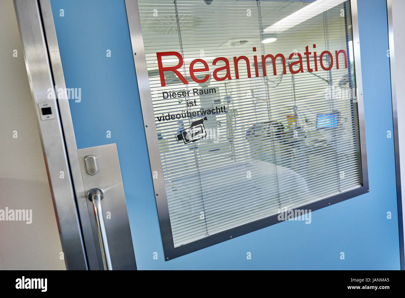 Porte coulissante avec lettrage "animation" en face de l'hôpital en salle de réanimation vide Banque D'Images