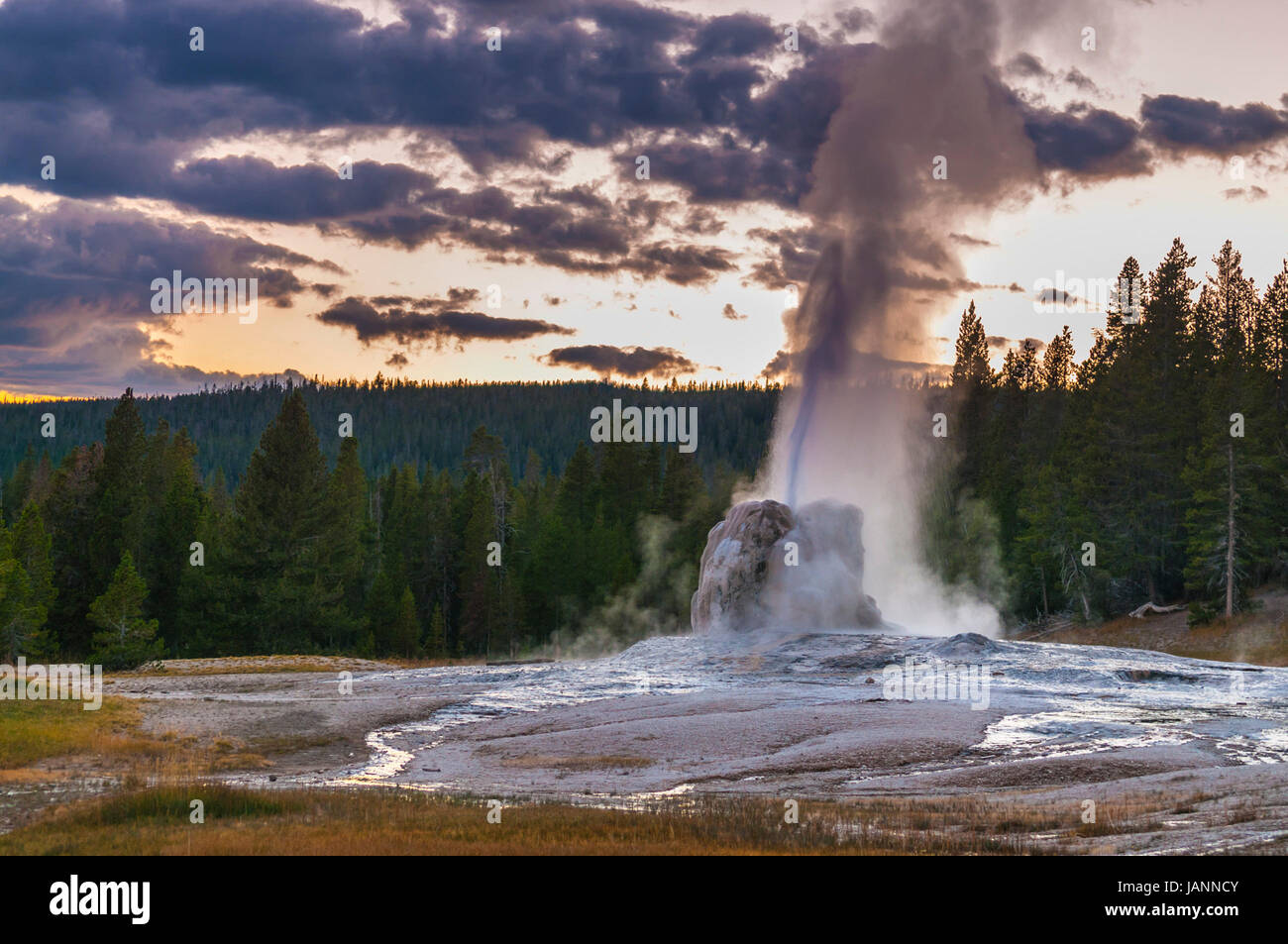 Lone Star spectaculaire éruption de Yellowstone Geyser pendant - Banque D'Images