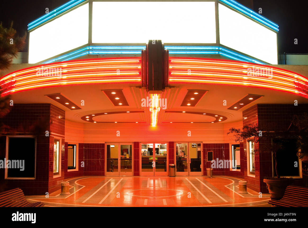 Tower Theater à New York City at night Banque D'Images