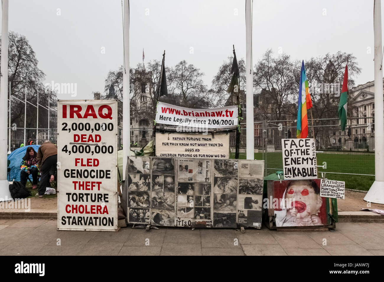 Des pancartes au camp pour la paix de Brian Haw le long terme en manifestant contre la guerre, la place du Parlement, Londres, Royaume-Uni. Banque D'Images