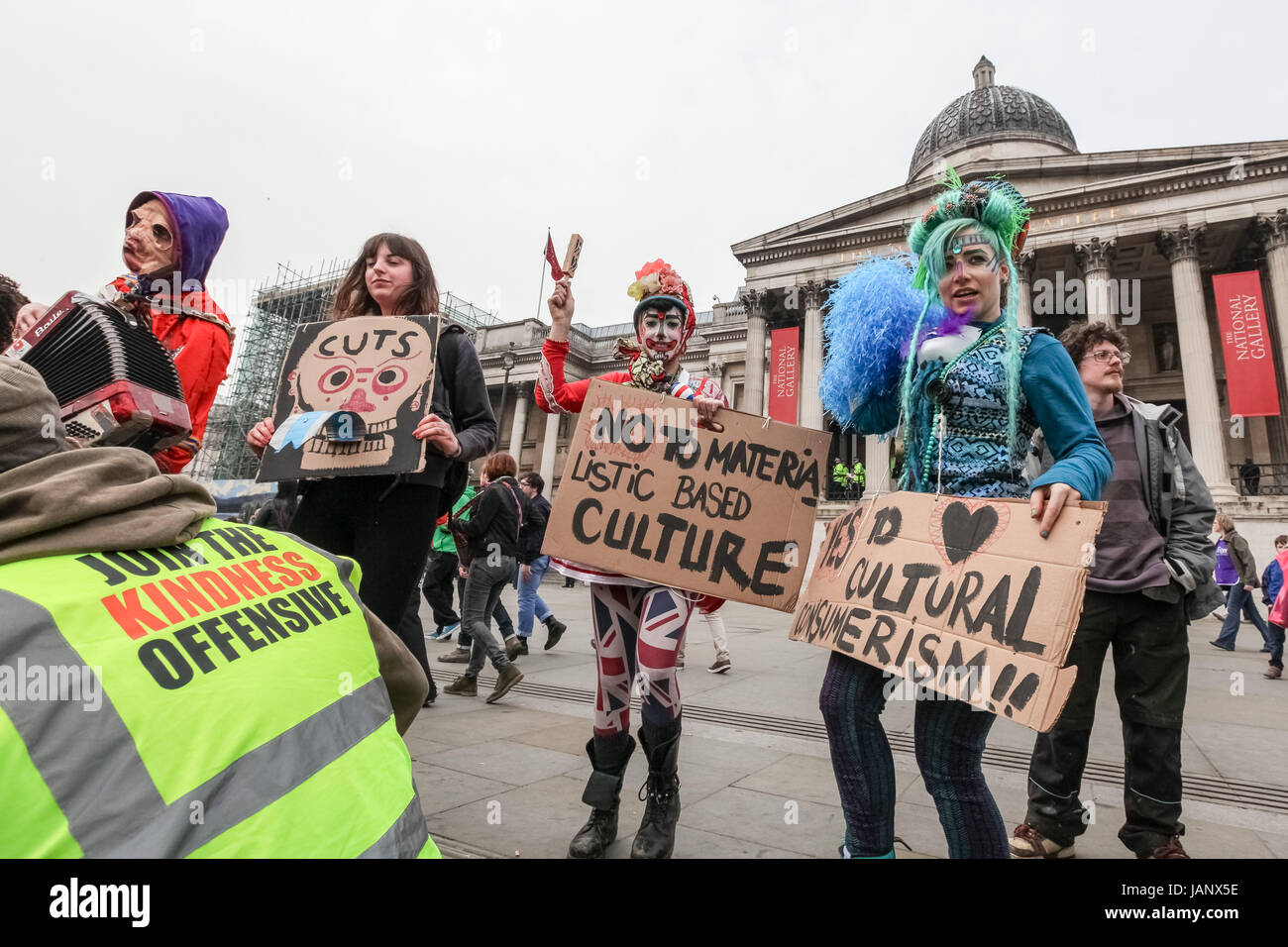 Anti-Cuts protester voit plus de 250 000 manifestants mars à Londres pour s'opposer à la coalition du gouvernement la réduction des dépenses publiques. Banque D'Images