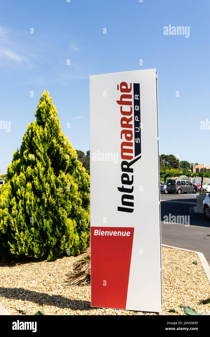 Un signe d'un supermarché Intermarché. Banque D'Images
