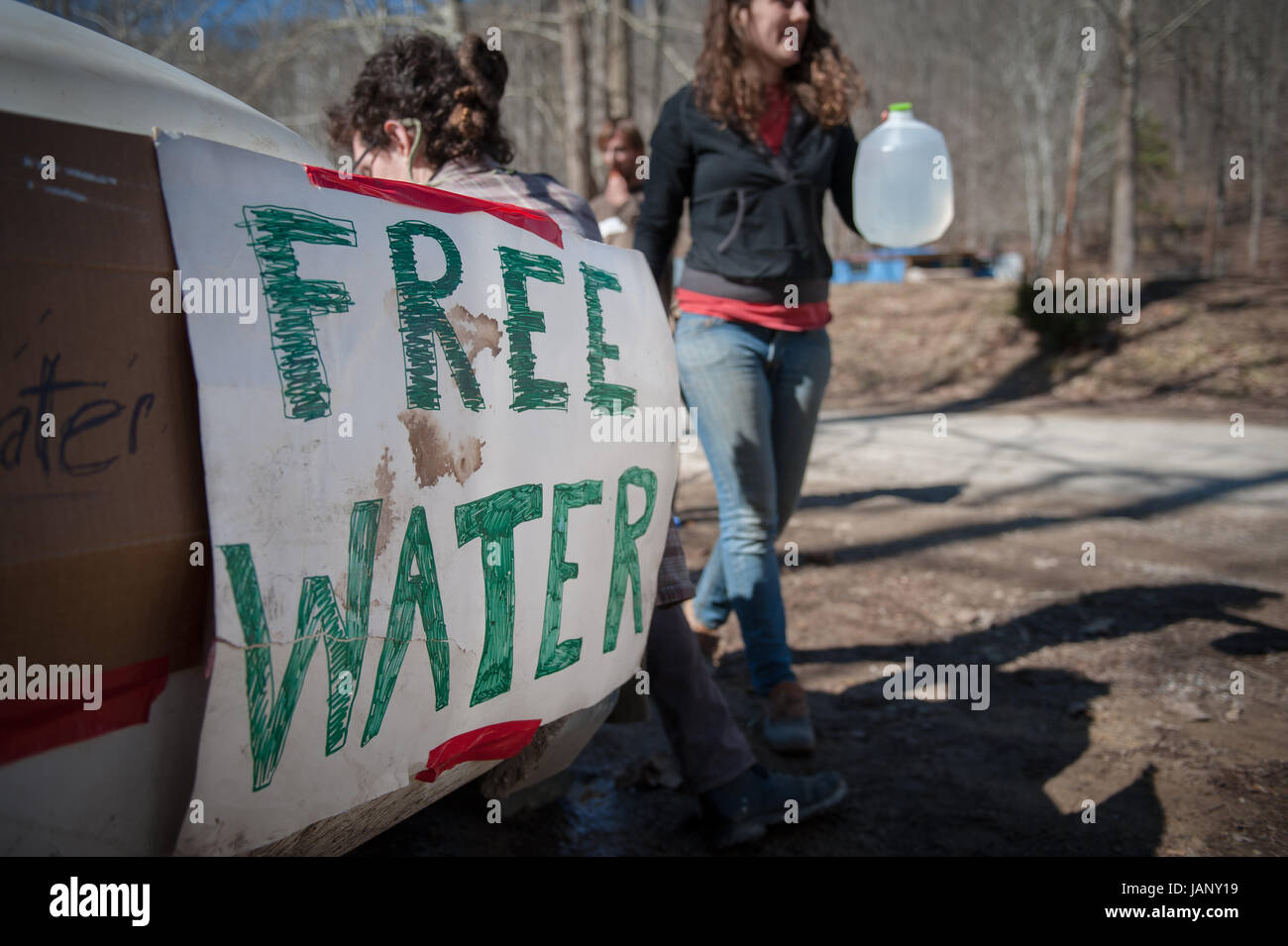 L'eau propre noeud bénévoles mis en place un point de distribution de l'eau à trois creux de la fourche près de Seth, WV. La WV Propreté de l'eau Hub est une organisation formée pour distribuer des dons de fournitures et de l'eau à ceux qui ont besoin de l'eau potable après le déversement de produits chimiques de la rivière Elk 9 janvier. Banque D'Images
