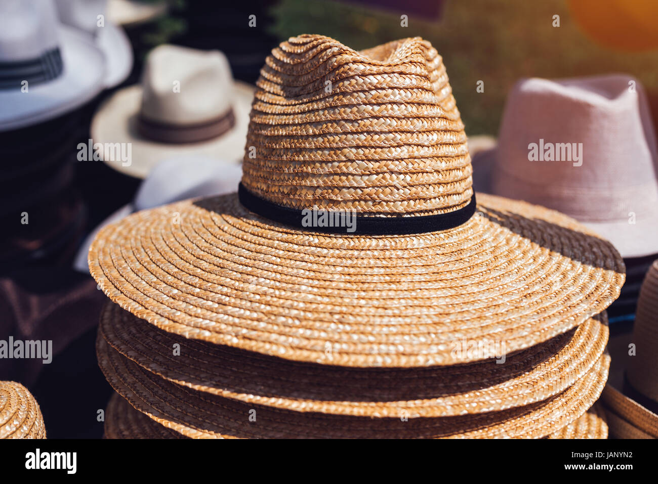 Chapeaux de paille classique de vente sur le marché de la rue de Serbie  Photo Stock - Alamy