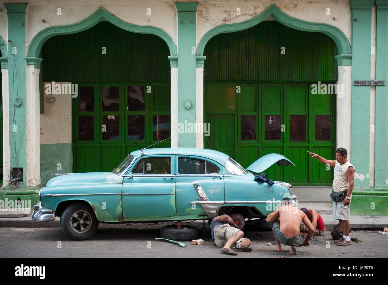 La HAVANE, CUBA - CIRCA MAI 2011 : voiture américaine classique en réparation dans une rue de la vieille Havane. Banque D'Images