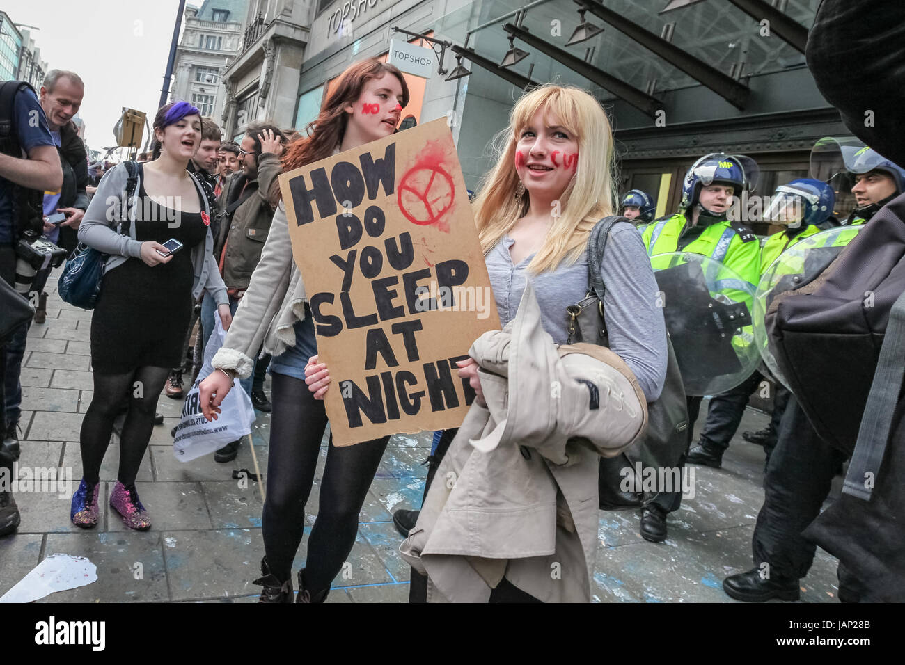 Anti-Cuts protester voit plus de 250 000 manifestants mars à Londres pour s'opposer à la coalition du gouvernement la réduction des dépenses publiques. Banque D'Images