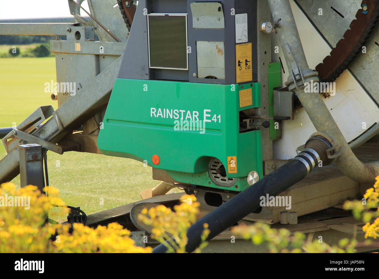 Pulvérisateur d'irrigation Rainstar E41 domaine de l'arrosage, gazon herbe Alderton, Suffolk, Angleterre, RU Banque D'Images