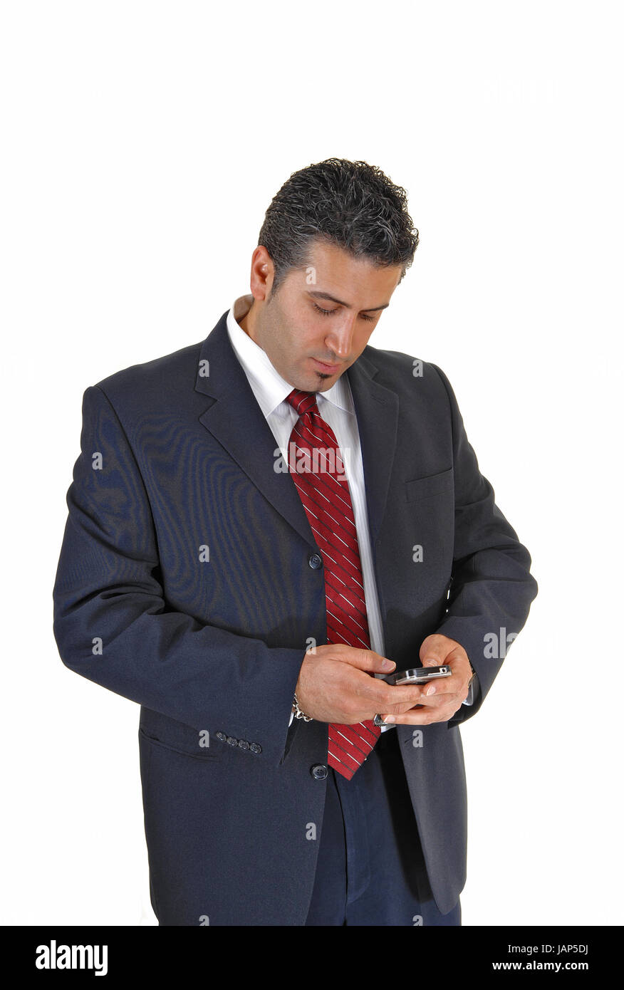 Un grand beau portrait pour fond blanc dans un costume bleu et cravate  rouge, des sms avec son téléphone cellulaire Photo Stock - Alamy