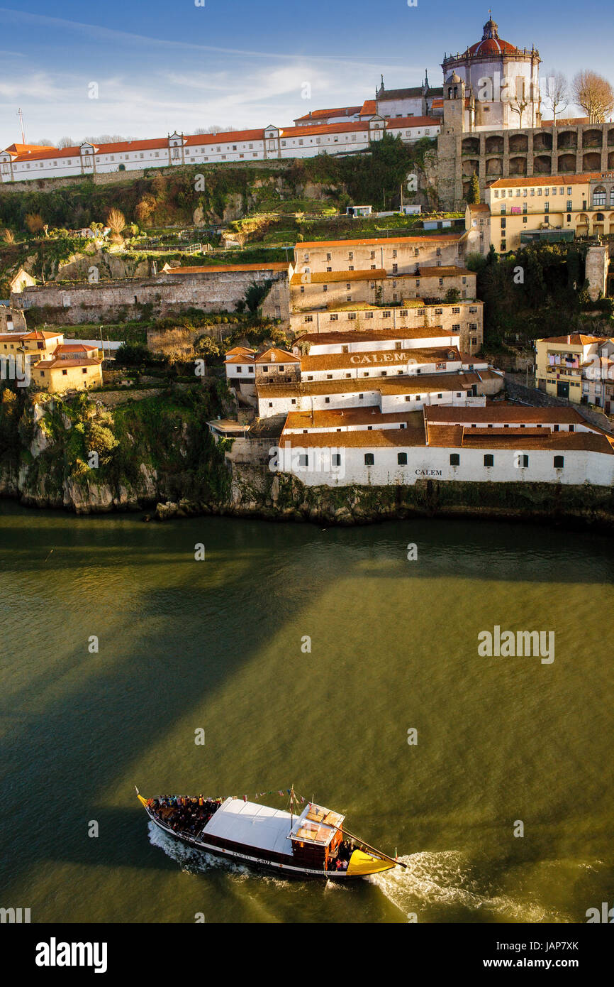 Bateau Rabelo transporte les touristes sur la rivière Douro neath caves Calem et Mosteiro da Serra do Pilar, Porto, Portugal Banque D'Images