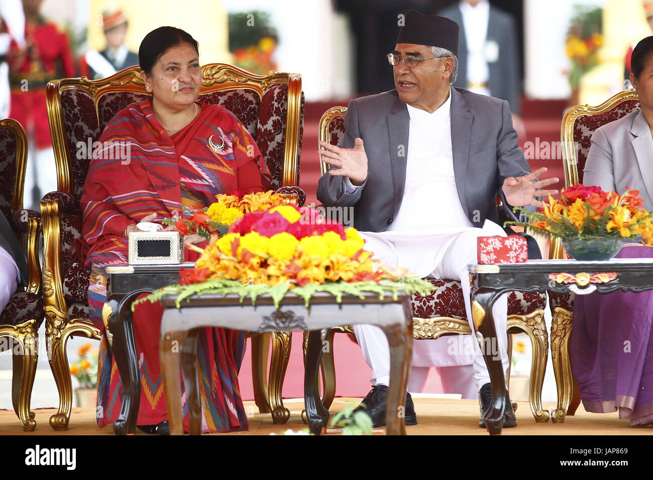Katmandou, Népal. 7 juin, 2017. Nouveau élire premier ministre Sher Bahadur Deuba (R) s'entretient avec le Président Bidhya Devi Bhandari (L) lors de la cérémonie d'assermentation au bureau présidentiel à Katmandou, au Népal, le 7 juin 2017. Credit : Skanda Gautam/ZUMA/Alamy Fil Live News Banque D'Images