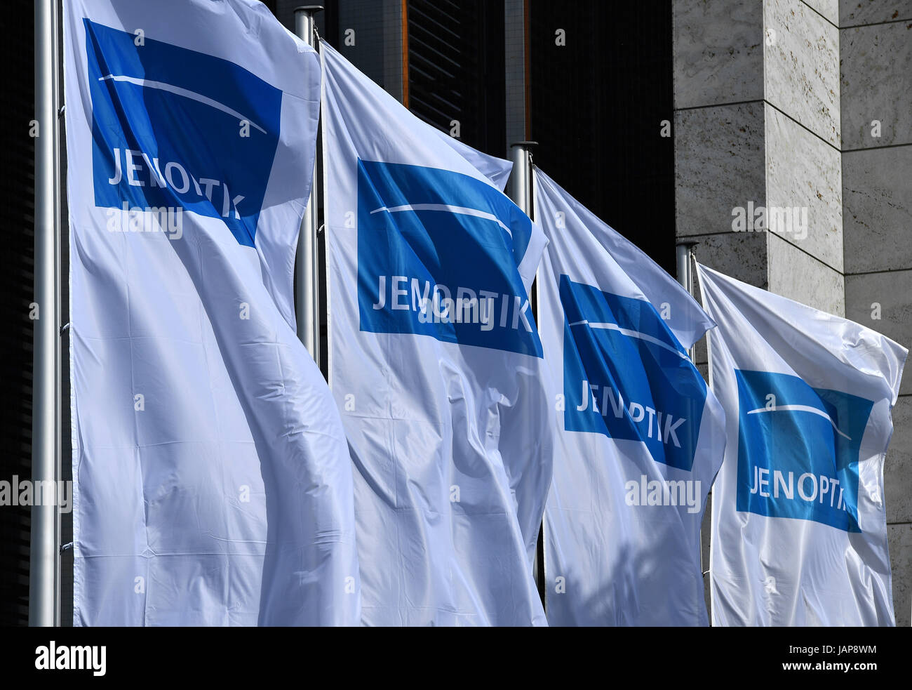 Weimar, Allemagne. 07Th Juin, 2017. Drapeaux avec le logo de l'entreprise se tenir en face de la Weimarhalle lors de l'assemblée générale de Jenoptik AG à Weimar, Allemagne, 07 juin 2017. Après un profit record de 57, 4 millions d'euros au cours de l'année, l'entreprise veut augmenter le dividende de 22 à 25 cents par action. Photo : Martin Schutt/dpa-Zentralbild/dpa/Alamy Live News Banque D'Images