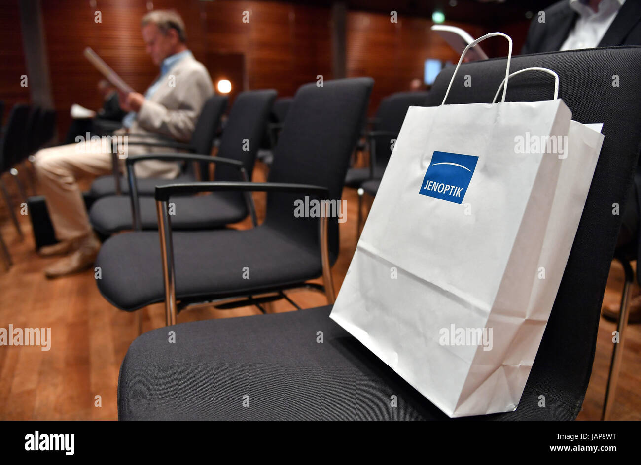 Weimar, Allemagne. 07Th Juin, 2017. Un sac en papier avec le logo de l'entreprise est positionnée sur une chaise pendant la réunion générale de Jenoptik AG à Weimar, Allemagne, 07 juin 2017. Après un profit record de 57, 4 millions d'euros au cours de l'année, l'entreprise veut augmenter le dividende de 22 à 25 cents par action. Photo : Martin Schutt/dpa-Zentralbild/dpa/Alamy Live News Banque D'Images