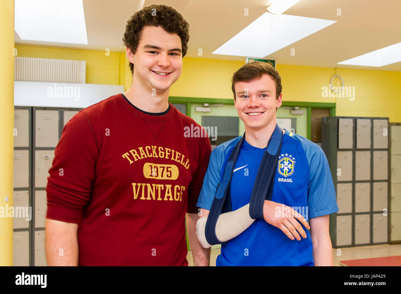 Les étudiants irlandais laissant Cert sont présentées avant le premier examen de Schull, Irlande. Banque D'Images