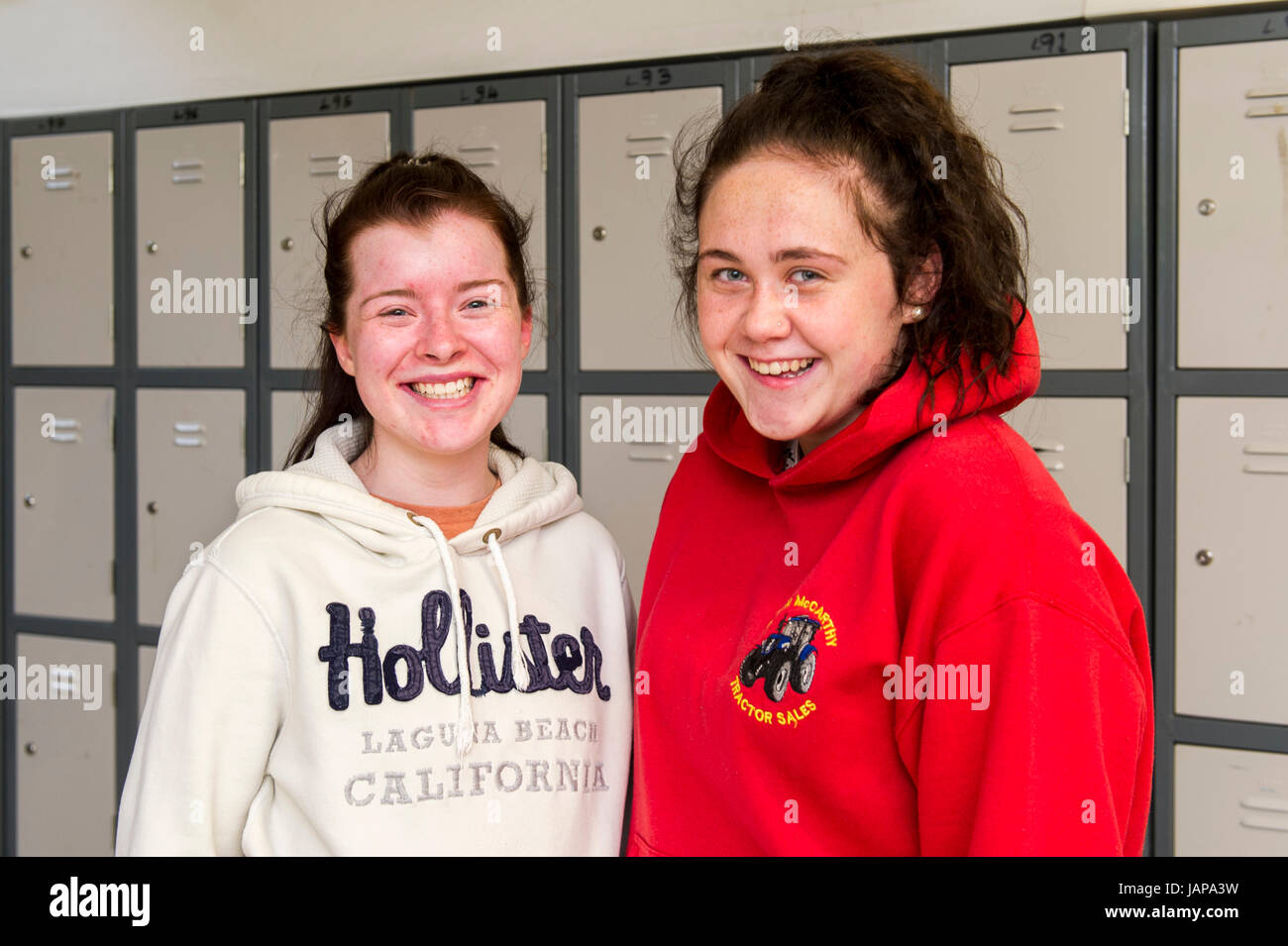 Les étudiants irlandais laissant Cert sont présentées avant le premier examen de Schull, Irlande. Banque D'Images