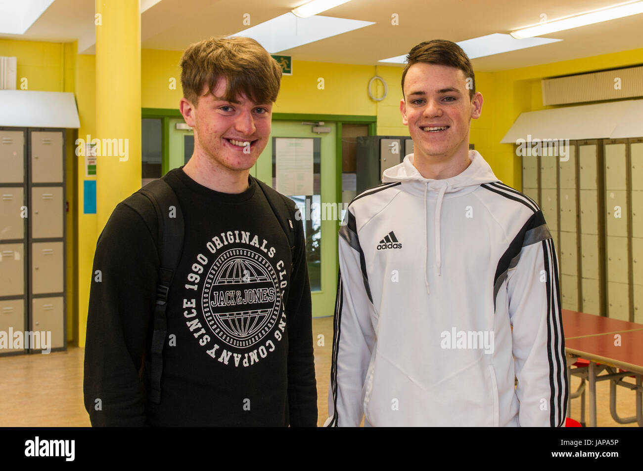 Les étudiants irlandais laissant Cert sont présentées avant le premier examen de Schull, Irlande. Banque D'Images