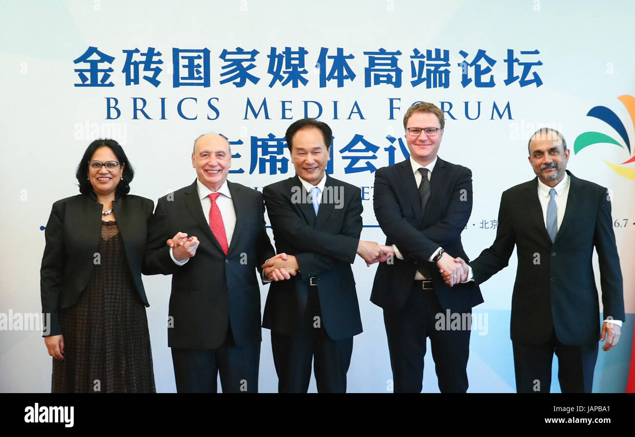 (170607) -- BEIJING, 7 juin 2017 (Xinhua) -- Cai Mingzhao (C), président de l'agence de presse Xinhua de la Chine et président exécutif des BRICS Media Forum, pose pour une photo avec Jose Juan Sanchez (2L), président du groupe CMA du Brésil, Oleg Osipov (2e R), premier rédacteur en chef adjoint de l'agence de presse russe Spoutnik et Radio, Mukund Padmanabhan (1e R), rédacteur en chef de l'Inde hindoue, et Zenariah Barends (1re L), chef de cabinet de médias indépendante de l'Afrique du Sud, après une réunion du présidium des BRICS Media Forum à Beijing, capitale de Chine, le 7 juin 2017. (Xinhua/Xie Huanchi) (zwx) Banque D'Images