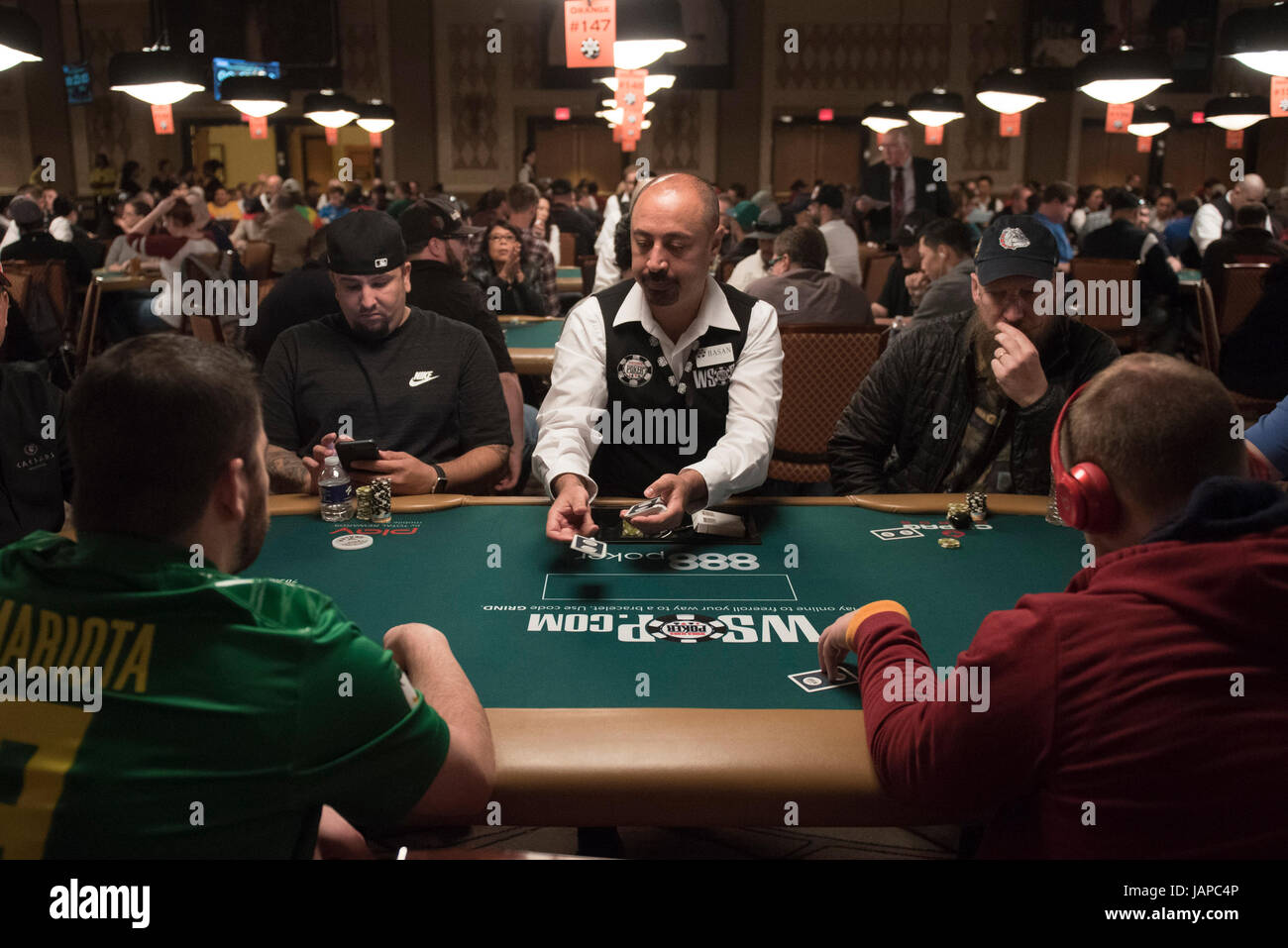 Hasan Savar, centre, porte cartes au cours de la série mondiale de poker au  Rio All Suite Hotel & Casino à Las Vegas, Nevada, le 31 mai 2017. (Photo de  Jason Ogulnik