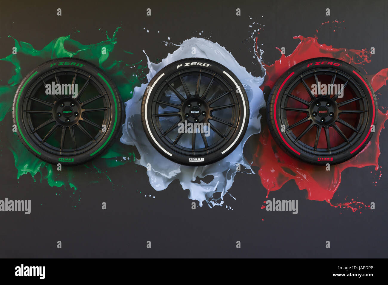 Turin, Italie, 7 juin 2017. Drapeau Italien fait avec trois pneus Pirelli. Troisième édition du Parco Valentino Location de voitures show hosts par de nombreux fabricants d'automobiles et les concepteurs de voiture à l'intérieur du Parc Valentino à Turin, Italie. Banque D'Images