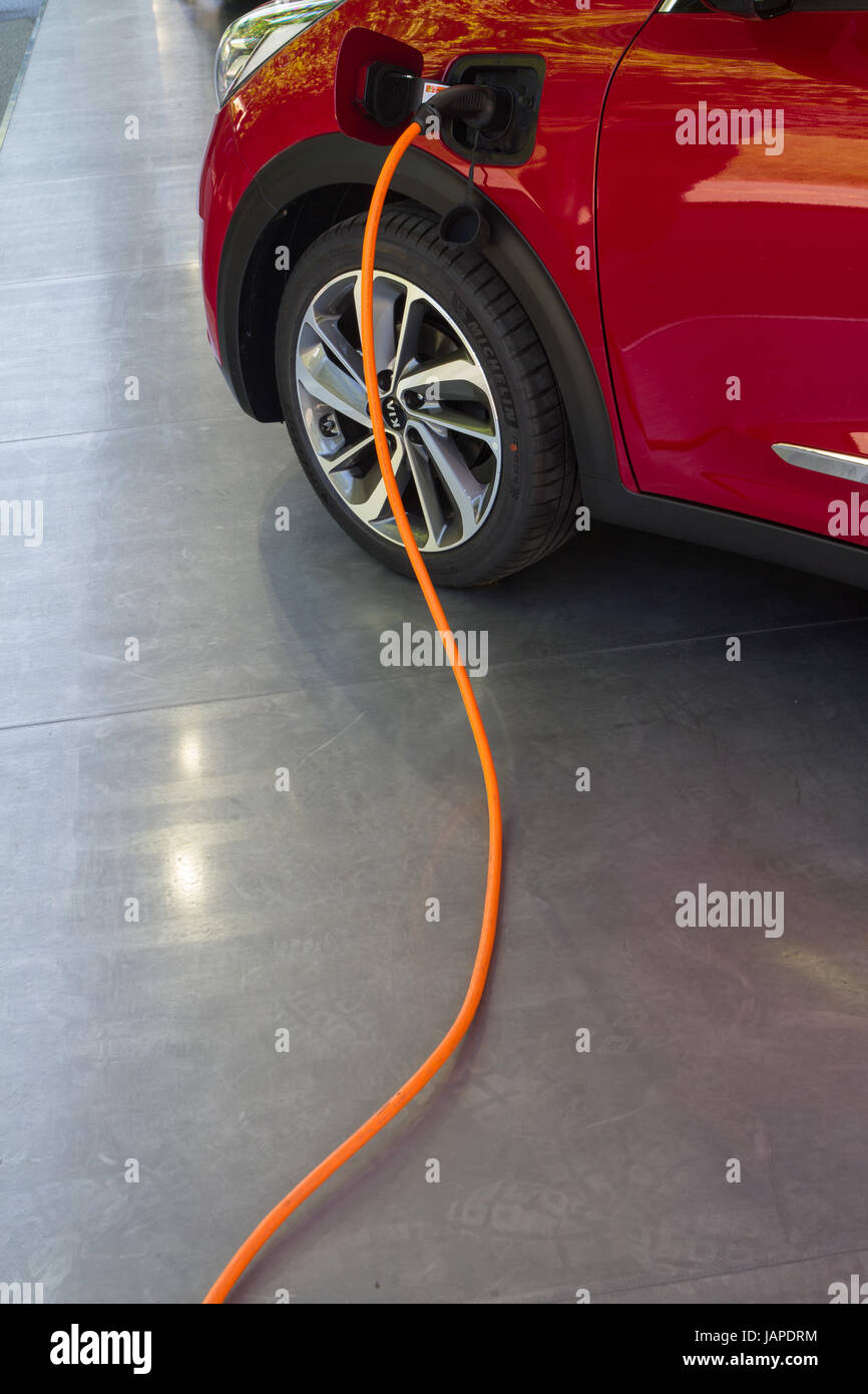 Turin, Italie, 7 juin 2017. Détail de fil de charge dans une Kia Niro hybride. Troisième édition du Parco Valentino Location de voitures show hosts par de nombreux fabricants d'automobiles et les concepteurs de voiture à l'intérieur du Parc Valentino à Turin, Italie. Banque D'Images